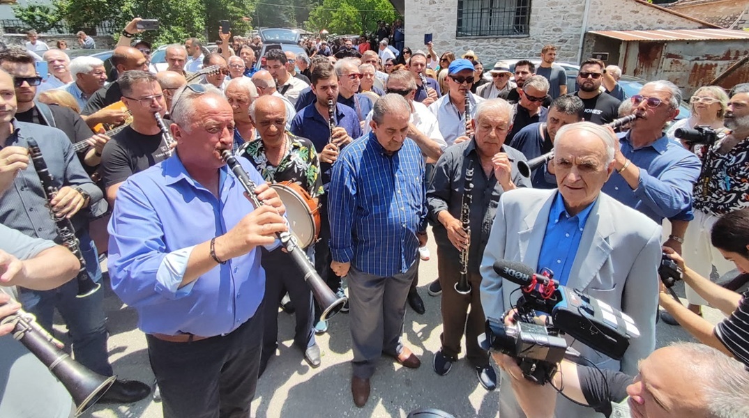 Με χειροκροτήματα, κλαρίνα και το μοιρολόι της Μαριόλας αποχαιρέτησαν τον Πετρουλούκα Χαλκιά στο Δελβινάκι Πωγωνίου