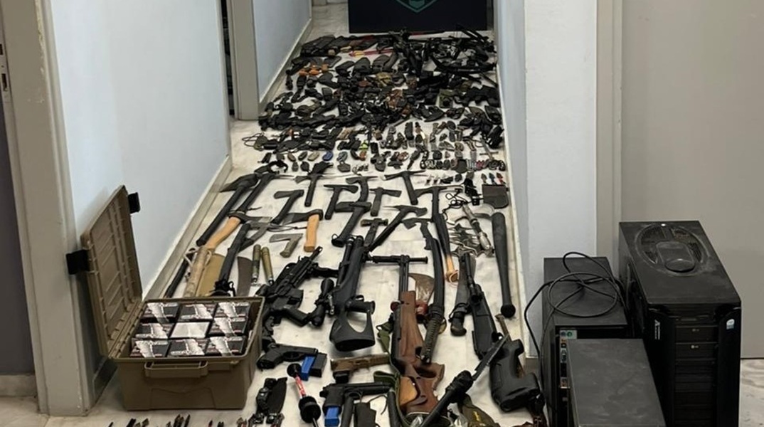 «Θα ρίξω μία ριπή και θα τους πυροβολήσω» - Οπλοστάσιο έκρυβε 42χρονος στα Χανιά