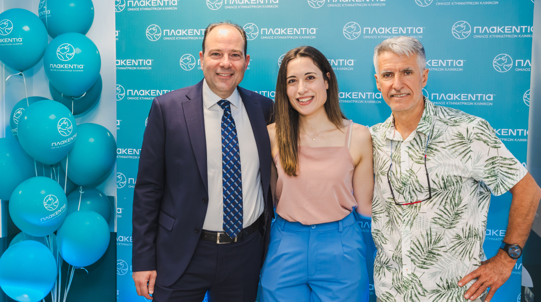 Αριστερά προς δεξιά: Γιάννης Τζάνος, CEO Four Veet Ventures, Μαρία Λυράκη, Clinic Director Πλακεντία Αλίμου, Ιγνάτιος Λιαπής, Πρόεδρος Δ.Σ Four Feet Ventures