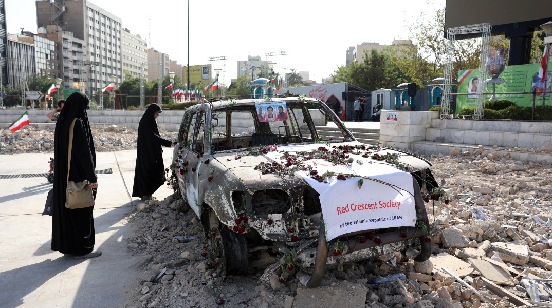 Ιράν, κατεστραμμενο οχημα, γυναικες