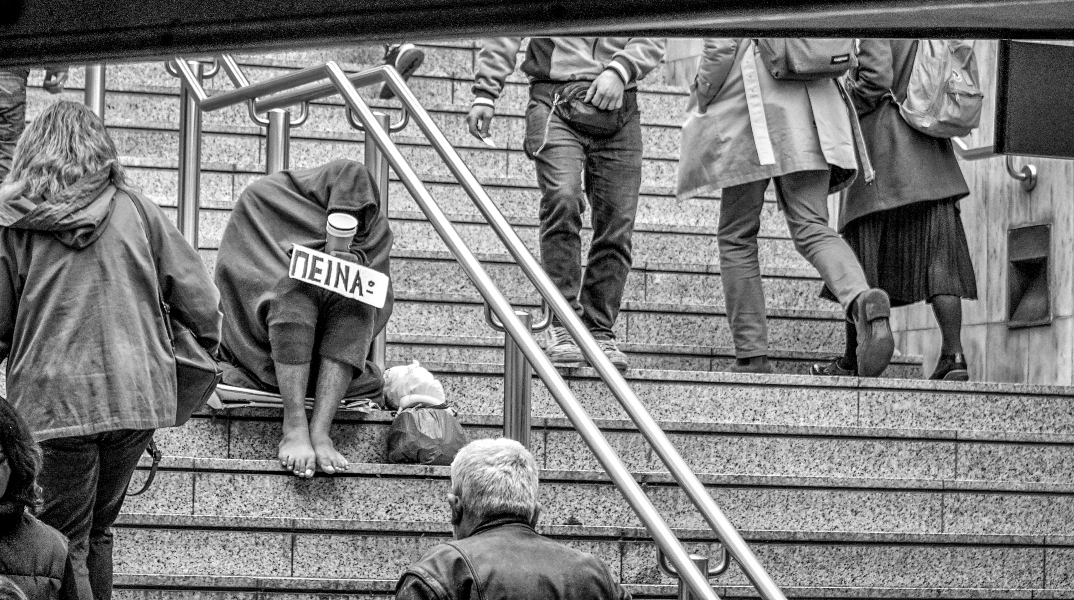 αστεγος ζητιανευει στο κεντρο της Αθηνας