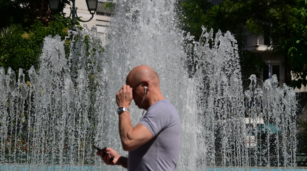 Καιρός, συντριβανι, περαστικοι