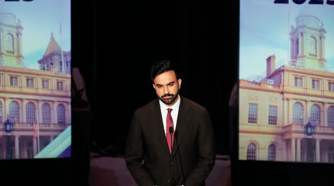 Νέα Υόρκη: Έκανε την έκπληξη ο 33χρονος Μαμντανί - Ο σοσιαλιστής «με το ένα πόδι» στο δημαρχείο του «Μεγάλου Μήλου»