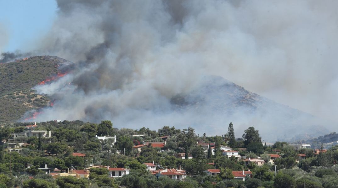 Φωτιά στην Παλαιά Φωκαία: Σε 40 απεγκλωβισμούς κατοίκων - Νέες κυκλοφοριακές ρυθμίσεις στη λεωφόρο Αθηνών-Σουνίου	