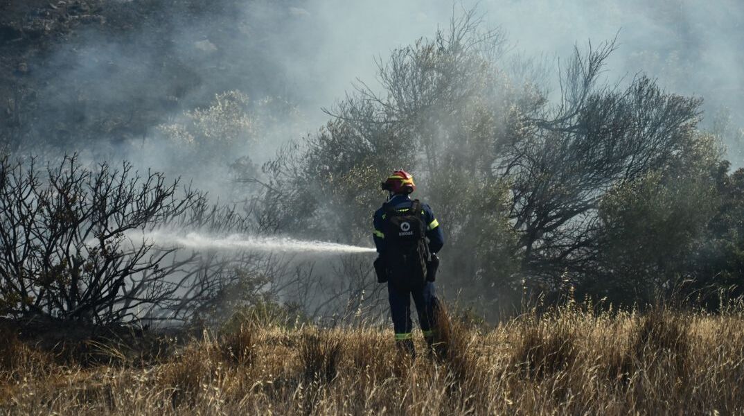 Καλύτερη η εικόνα της φωτιάς στην Παλαιά Φώκαια