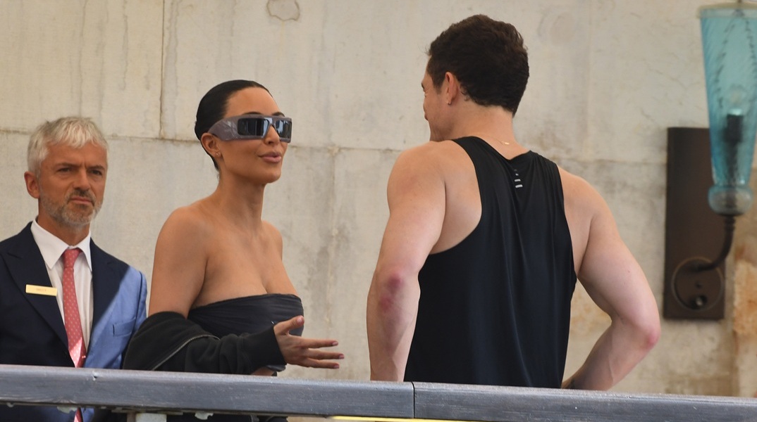 Ορλάντο Μπλουμ: Νέες...ματιές και θερμές χειραψίες στην Κιμ Καρντάσιαν πριν τον γάμο του Μπέζος