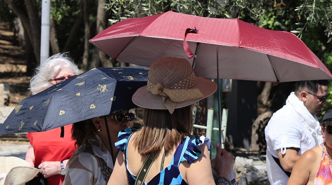 Καιρός: Ο καύσωνας «έβρασε» τη χώρα - Ποιες περιοχές της Αττικής έπιασαν κόκκινο