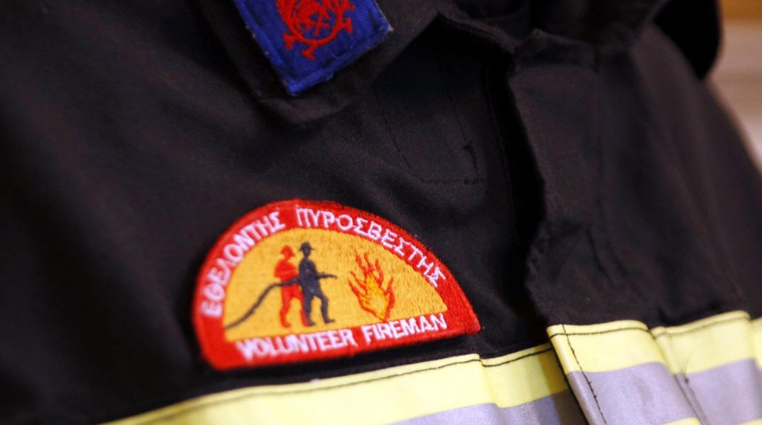 Εθελόντρια πυροσβέστρια τραυματίστηκε όταν παρασύρθηκε από ΙΧ σε φωτιά οχήματος στον Άγιο Στέφανο - Προανάκριση από την Τροχαία.