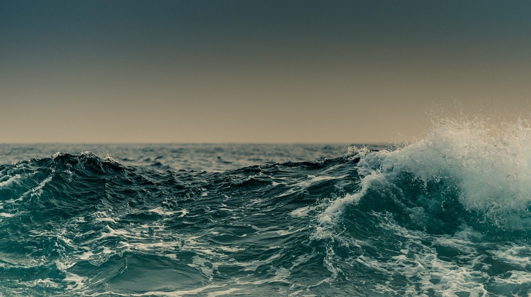 Εύβοια: Αστυνομικός έσωσε μάνα και κόρη που παρασύρθηκαν με στρώμα θαλάσσης από ρεύματα