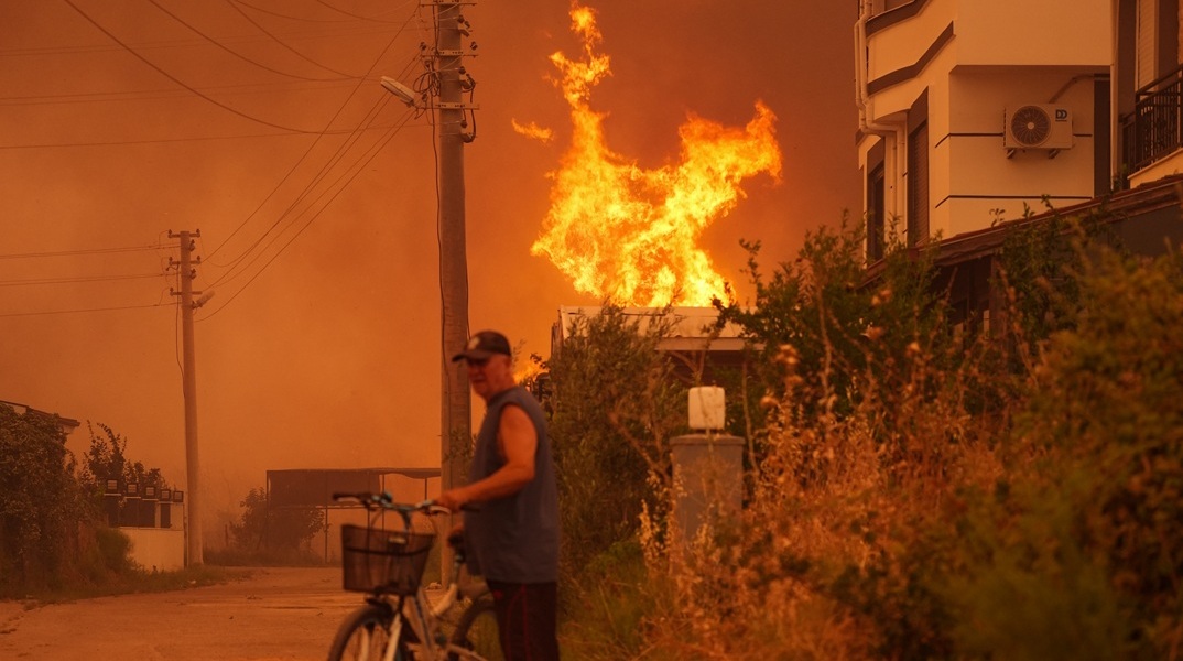 Πύρινος εφιάλτης στη Σμύρνη: 77 πυρκαγιές μέσα σε μία ημέρα - Πάνω από 1.000 άτομα παλεύουν με τις φλόγες