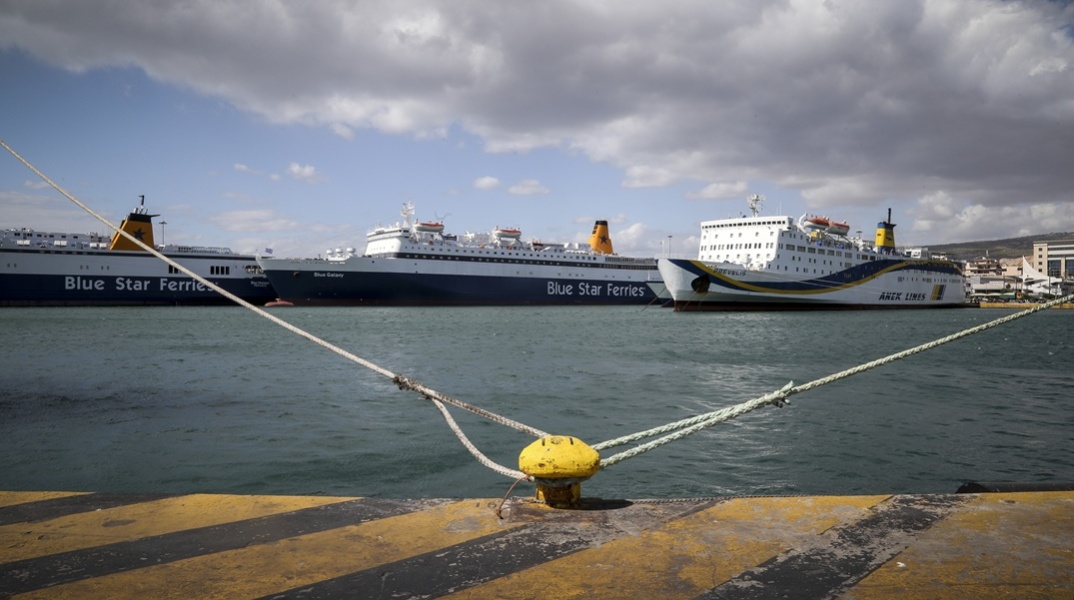 Πλοία στο λιμάνι του Πειραιά