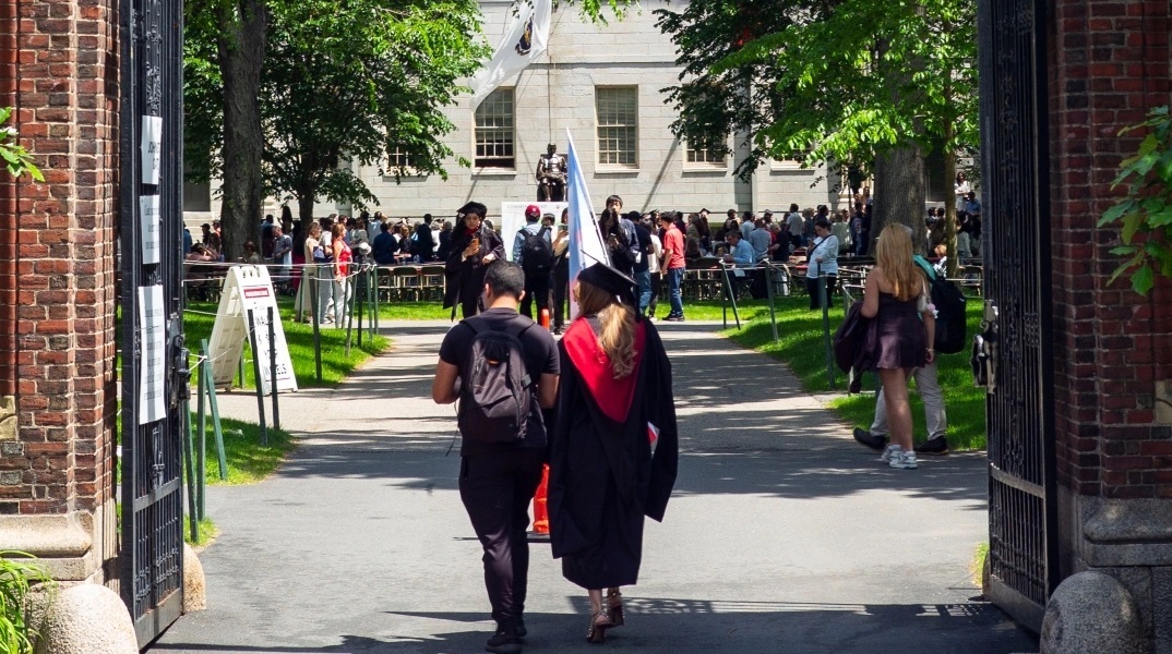 Τραμπ, πανεπιστημιο, φοιτητες, διαδηλωτες, σημαιες