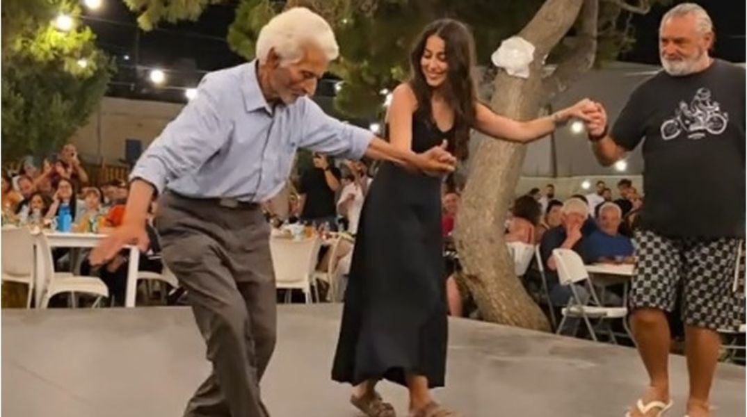 Ο 92χρονος παππούς της Σχοινούσας χορεύει με την εγγονή του - Η συγκινητική στιγμή που έγινε viral