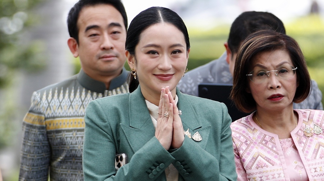 Σε αναστολή καθηκόντων η πρωθυπουργός της Ταϊλάνδης μετά τη διαρροή συνομιλίας με πρώην ηγέτη της Καμπότζης