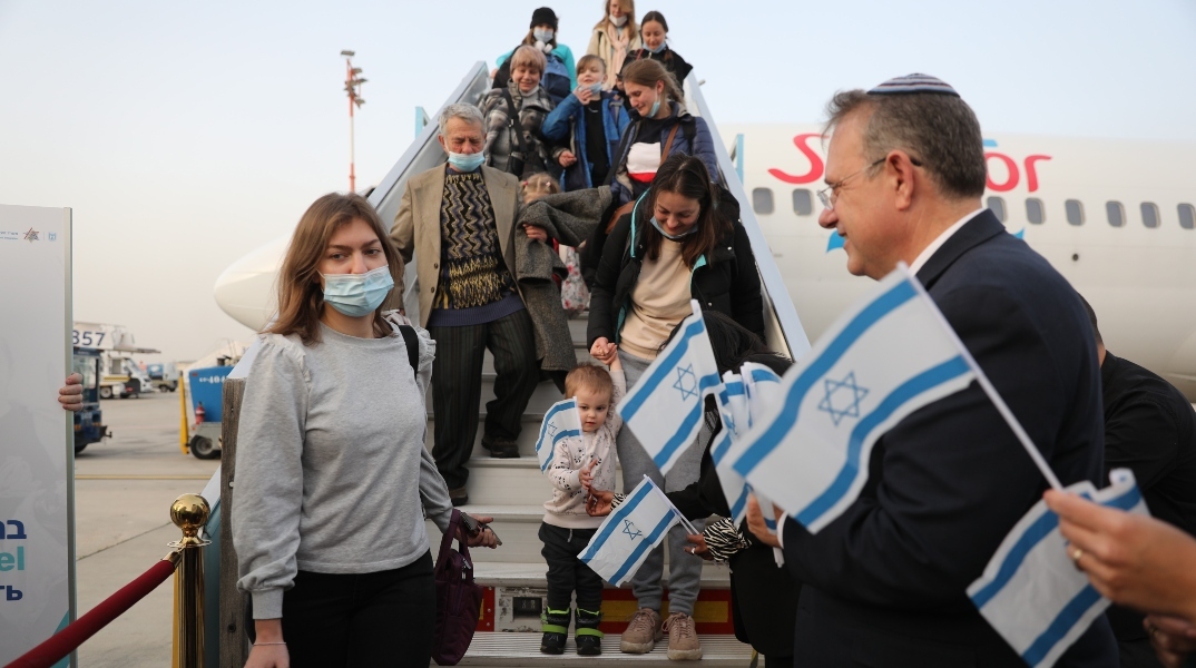 Ισραηλινοί αποβιβαζονται απο αεροπλανο