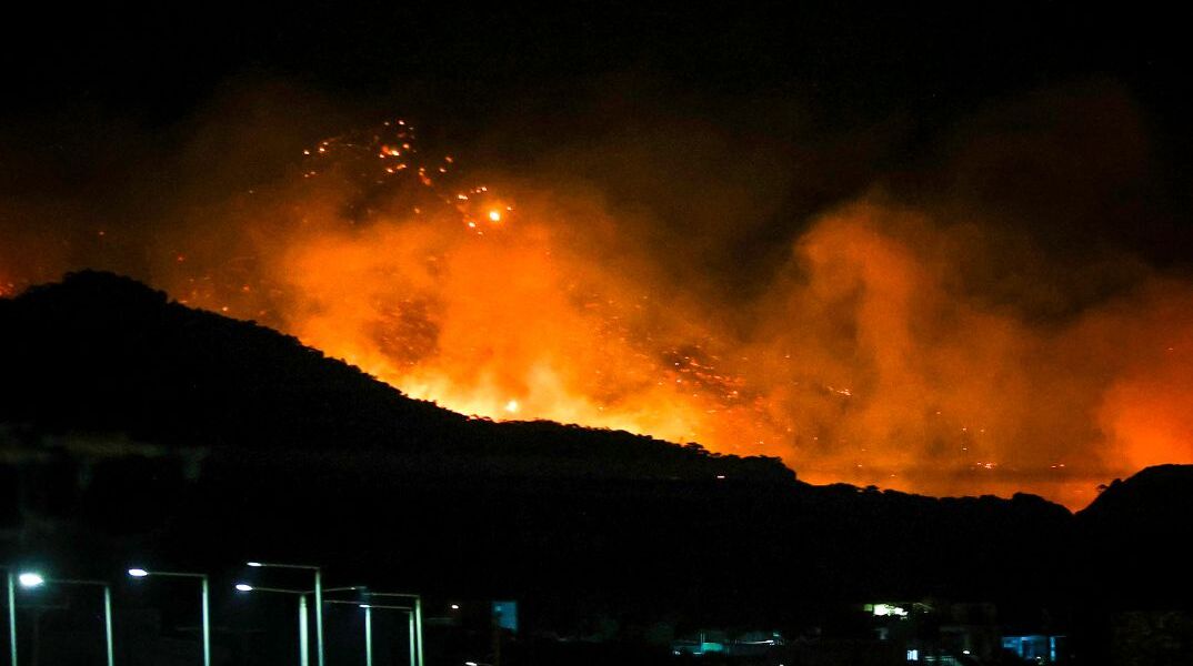 Φωτιά στην Αχλιά Iεράπετρας : Δύσκολη η νύχτα, τεράστια κινητοποίηση – Ανεξέλεγκτο το πύρινο μέτωπο