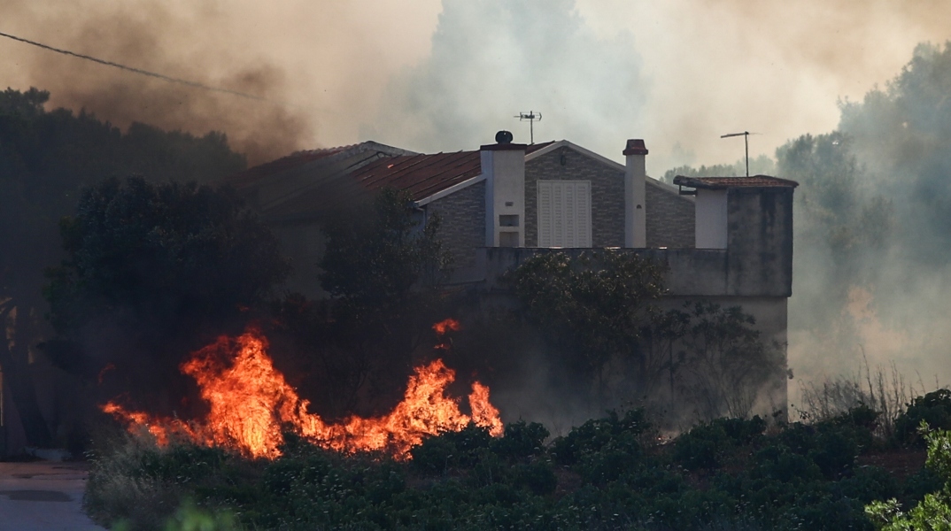 φωτιά στη Ραφήνα, σπιτι καιγεται