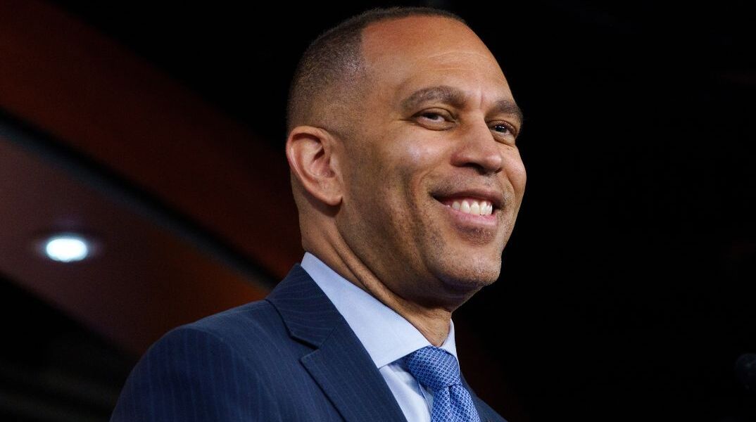 Ο βουλευτής με το ρεκόρ πολύωρης ομιλίας καθυστέρει ήδη για έξι ώρες το νομοσχέδιο του Τραμπ