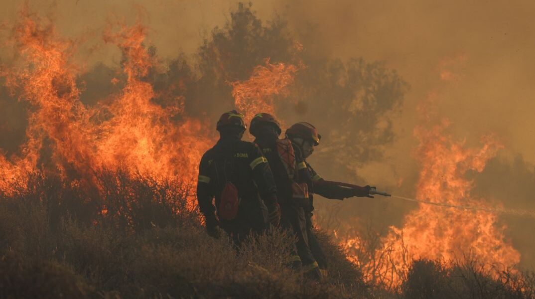 Φωτιά στην Ιεράπετρα: Μάχη με τις αναζωπυρώσεις δίνουν οι δυνάμεις πυρόσβεσης