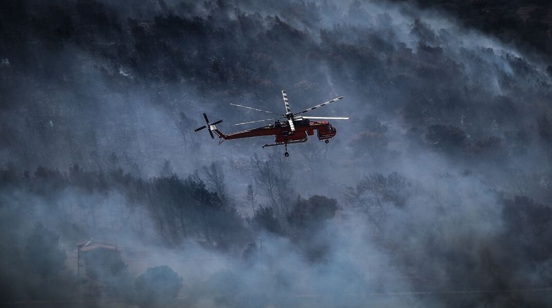 Σε ύφεση η πυρκαγιά στη Ραφήνα - Έγιναν περίπου 57 απεγκλωβισμοί πολιτών