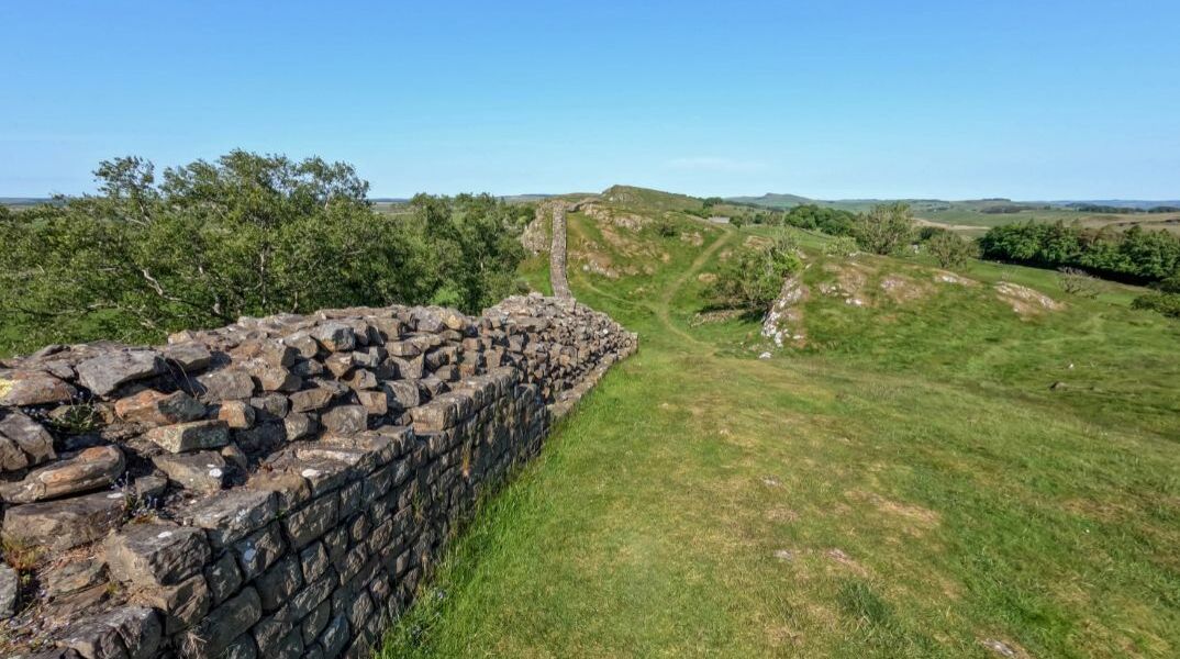 Σανδάλια ασυνήθιστα μεγάλου μεγέθους βρέθηκαν κοντά στο Τείχος του Αδριανού