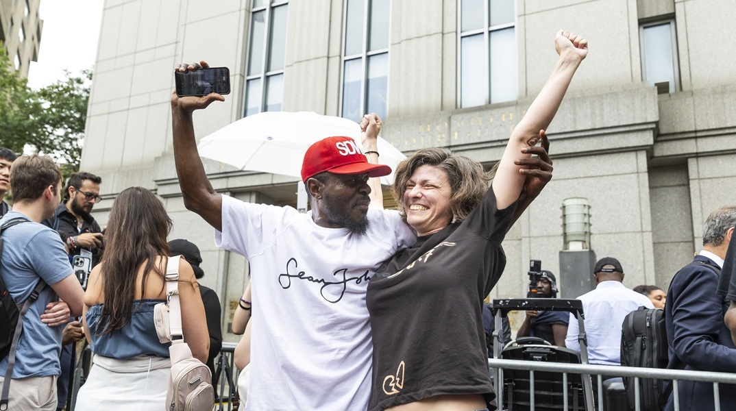 Φαν του Diddy πανηγύριζαν και αλείφονταν με baby oil έξω από το δικαστήριο