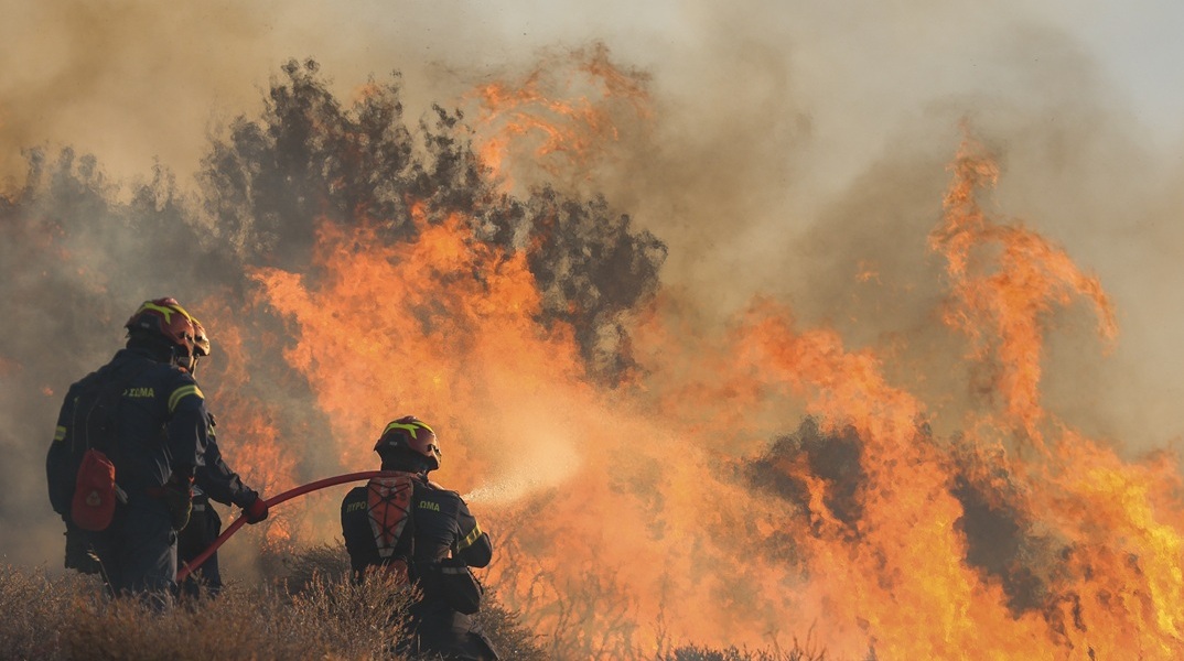 Φωτιά στην Ιεράπετρα: Μήνυμα από το 112 μετά από αναζωπυρώσεις για εκκένωση τεσσάρων οικισμών