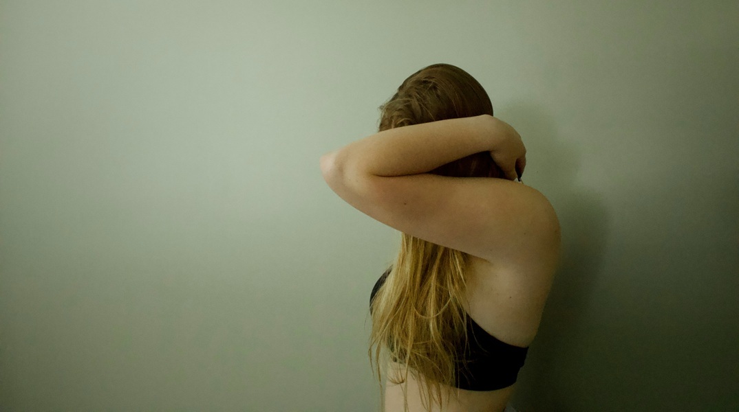 Φρίκη στην Πειραία: Καταγγελία για ομαδικό βιασμό σε 14χρονης - Τι ερευνά η ΕΛΑΣ