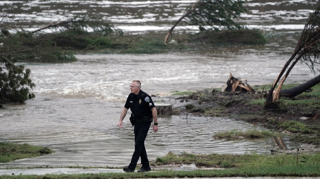 Τραγωδία δίχως τέλος στο Τέξας: 27 νεκροί - Αγνοούνται τουλάχιστον 25 παιδιά από τις πλημμύρες