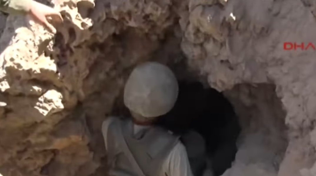 Τούρκοι στρατιώτες εισέρχονται σε σπήλαιο στο βόρειο Ιράκ