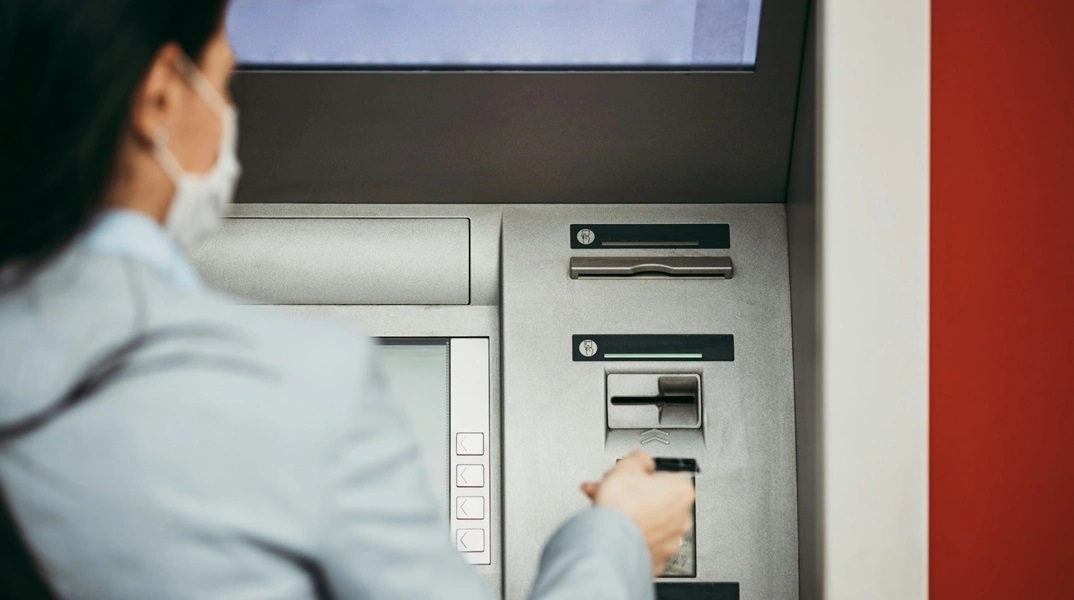 επιδομα, γυναικα βγαζει λεφτα απο ΑΤΜ