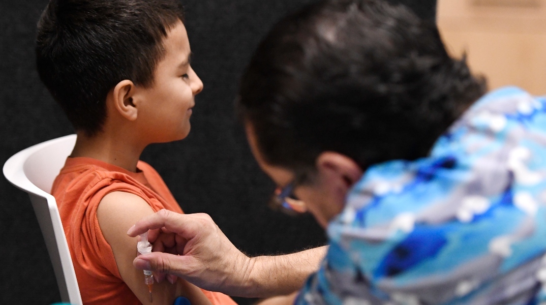 γιατρος εμβολιαζει ασθενη για ιλαρα