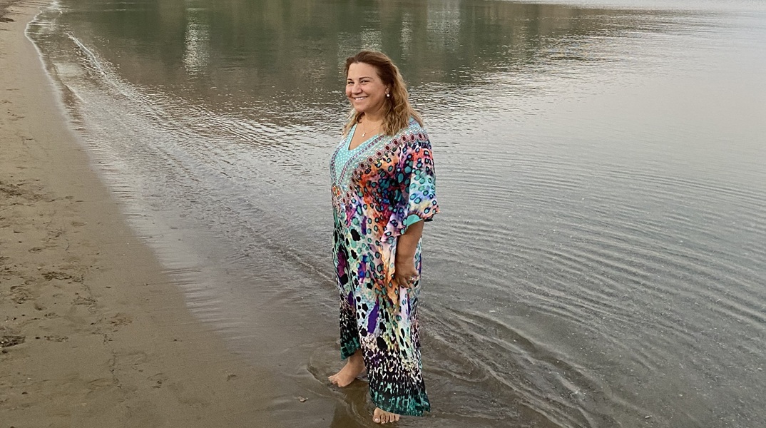 Η Δέσποινα Μοιραράκη στην παραλία Άγριο Λιβάδι στην Πάτμο