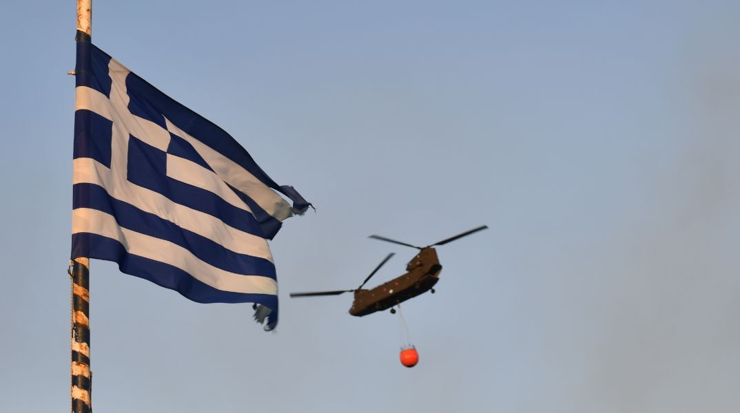 Ελικόπτερο επιχειρεί σε φωτιά