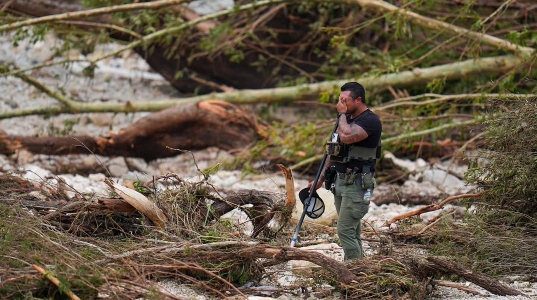 Τέξας, πλημμύρες, αστυνομικος