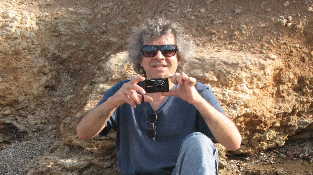 Ο Νίκος Κυπουργός μάς περιγράφει τη δική του Σύρο