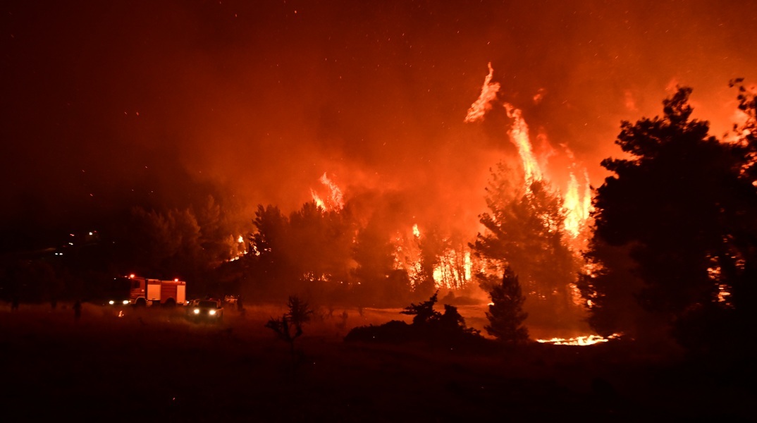 Φωτιά στον Ωρωπό: Ολονύχτια μάχη με τις φλόγες - Βελτιωμένη η εικόνα, ξεκίνησαν ρίψεις νερού από αέρος