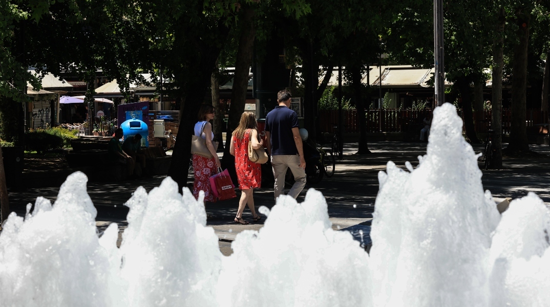 Δήμος Αθηναίων, συντριβανι, περαστικοι