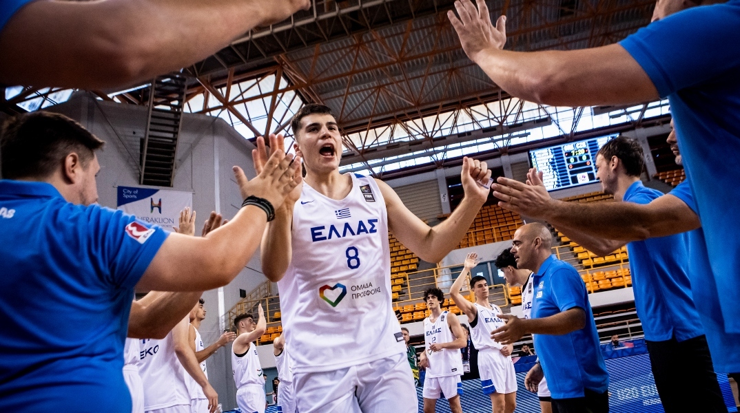Εθνική Ανδρών, αθλητής μπασκετ πανηγυριζει