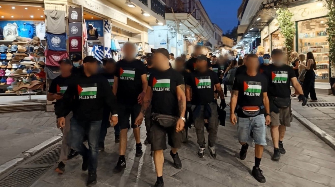 Μέλη του Ρουβίκωνα στους δρόμους της Αθήνας