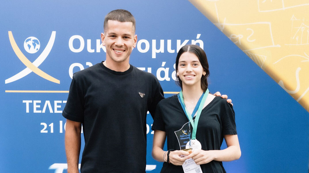  Ο Παραολυμπιονίκης Νίκος Παπαγγελής, φετινός ambassador του θεσμού, με την Ιωάννα Αναστασοπούλου, μαθήτρια της Α’ Λυκείου, που τερμάτισε πρώτη