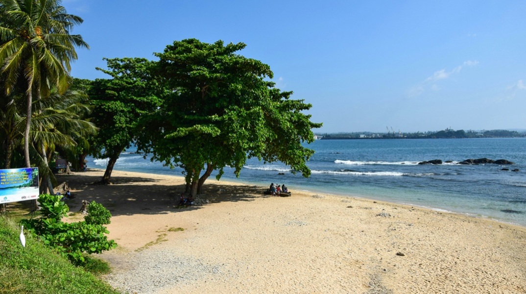 Ποινή φυλάκισης σε τρανς τουρίστρια που περιφερόταν τόπλες σε παραθαλάσσιο θέρετρο