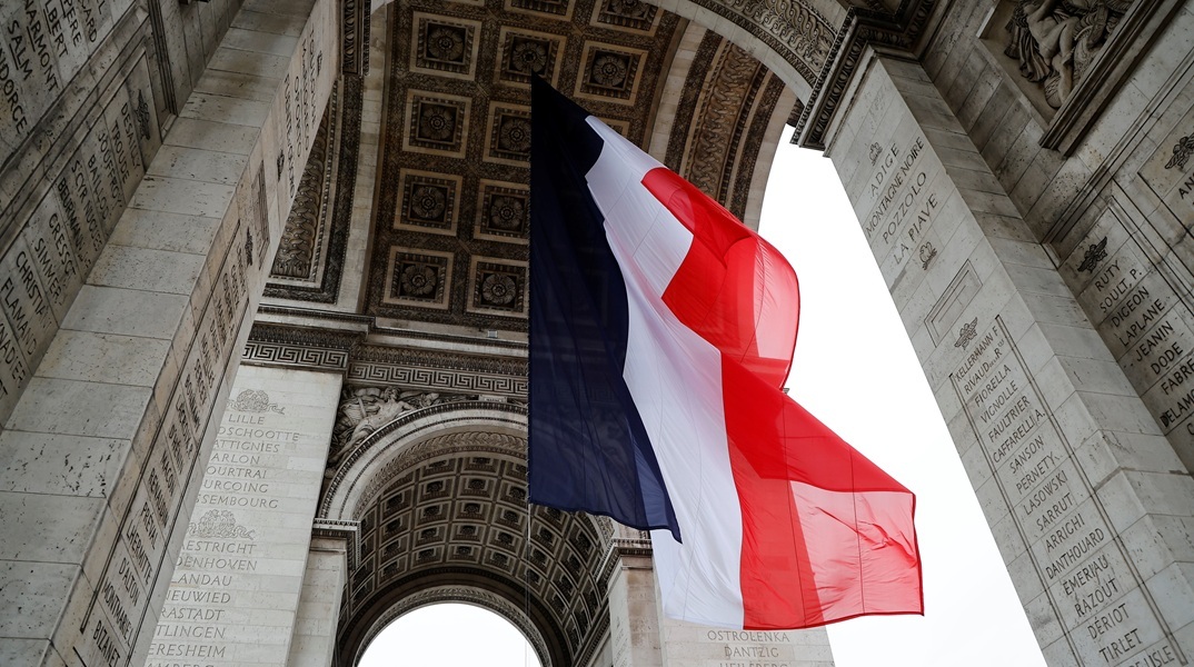 Πολιτική κρίση στη Γαλλία: Η Λεπέν απειλεί να ρίξει την κυβέρνηση Μπαϊρού αν επιμείνει στο «μνημόνιο»