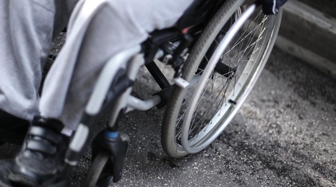 άτομο με αναπηρικο καροτσακι