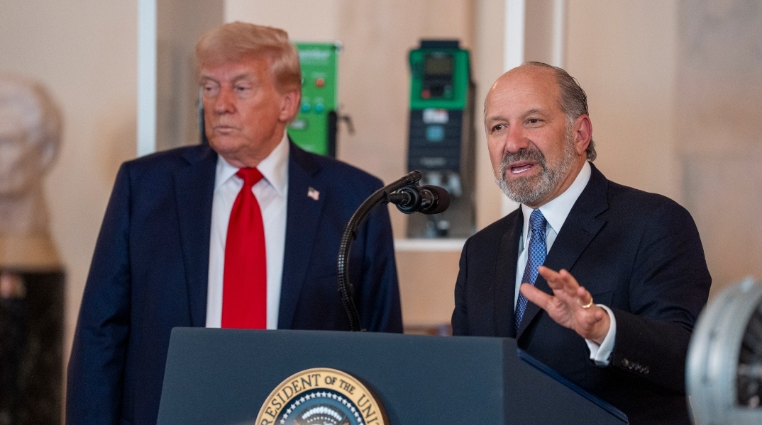 Ο πρόεδρος των ΗΠΑ, Ντόναλντ Τραμπ με τον υπουργού Εμπορίου, Χάουαρντ Λούτνικ 