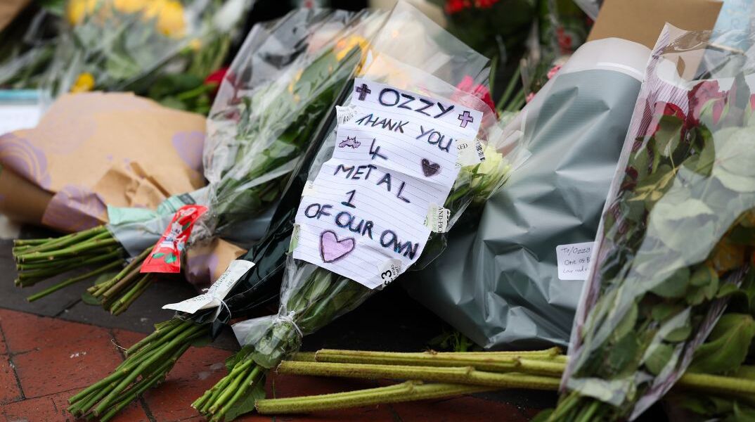 Οι οπαδοί αποτίουν φόρο τιμής στον Όζι Όσμπορν στο Μπέρμιγχαμ