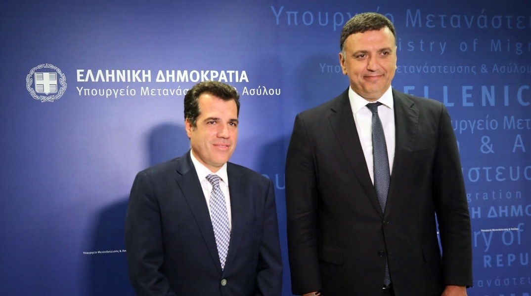 Ο υπουργός Μετανάστευσης και Ασύλου Θάνος Πλεύρης με τον υπουργό Ναυτιλίας και Νησιωτικής Πολιτικής Βασίλη Κικίλια 