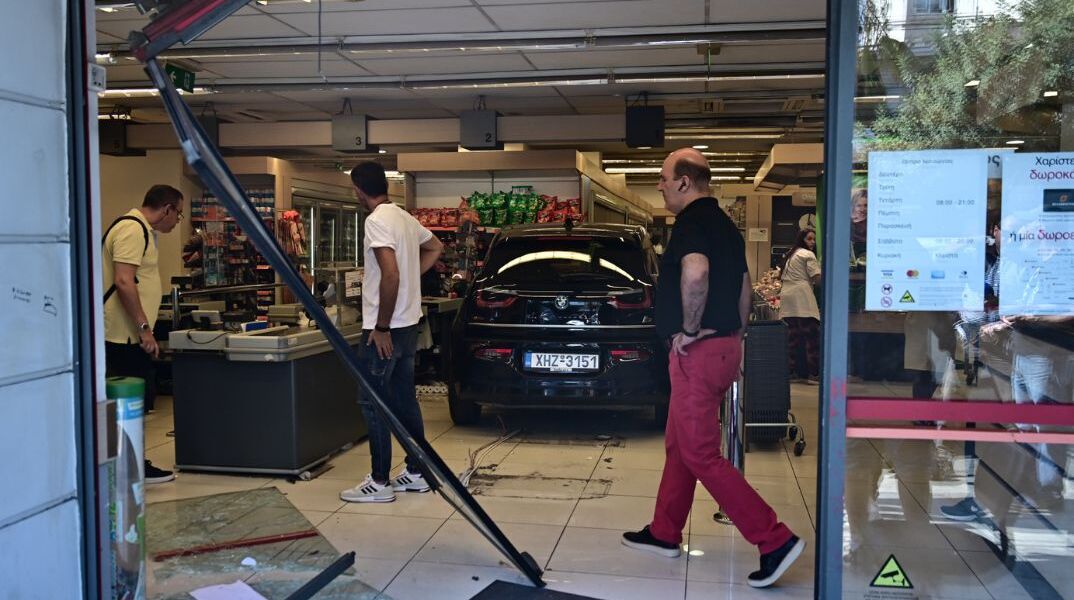 ΑΥΤΟΚΙΝΗΤΟ ΕΠΕΣΕ ΣΕ ΠΡΟΣΟΨΗ ΣΟΥΠΕΡ ΜΑΡΚΕΤ ΣΤΗ ΝΙΚΑΙΑ (ΚΩΣΤΑΣ ΤΖΟΥΜΑΣ/EUROKINISSI)