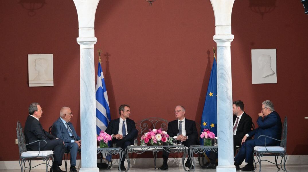 ΔΕΞΙΩΣΗ ΣΤΟ ΠΡΟΕΔΡΙΚΟ ΜΕΓΑΡΟ ΓΙΑ ΤΗΝ 51η ΕΠΕΤΕΙΟ ΑΠΟΚΑΤΑΣΤΑΣΗΣ ΤΗΣ ΔΗΜΟΚΡΑΤΙΑΣ (ΤΑΤΙΑΝΑ ΜΠΟΛΑΡΗ/EUROKINISSI)