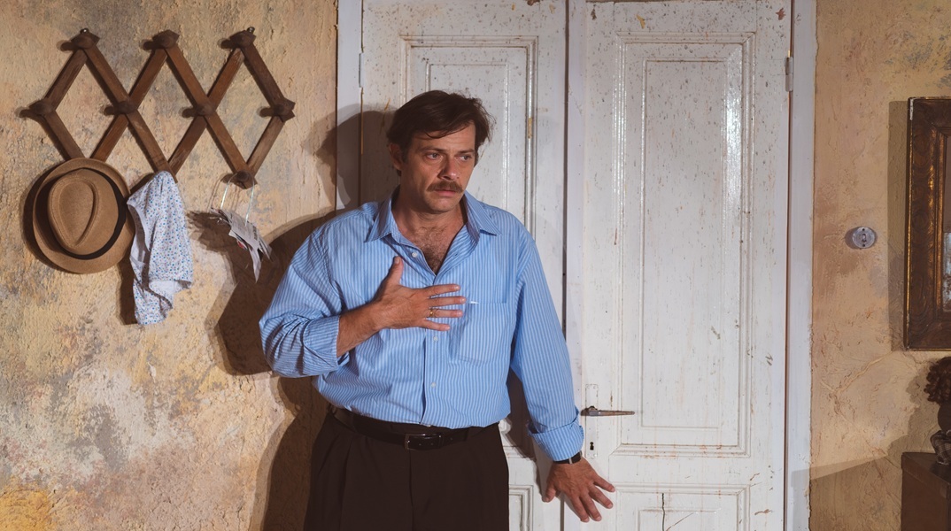 Ο Ορέστης Τζιόβας στον ρόλο του Θανάση στο «Χάσαμε τη θεία-STOP»